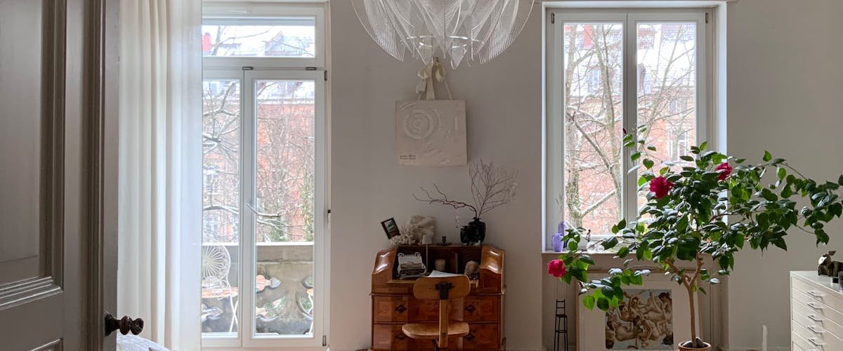 Morning blue light and evening warm light comparison in home lighting