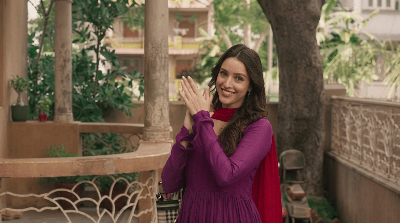 Madhuri Dixit sleeveless blouse style in maa behen movie review