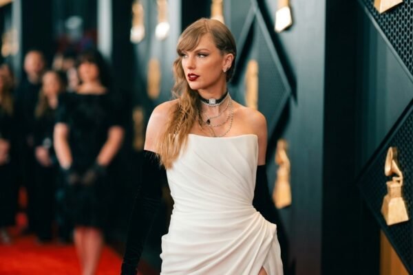 Taylor Swift appearing in detective sketch in taylor swift emmys law and order photo
